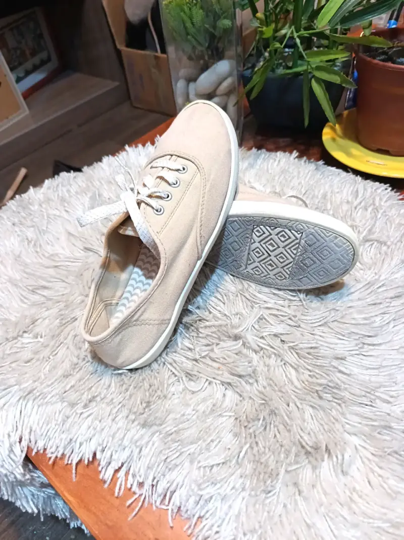 Zapatillas beige casuales para mujer - 1