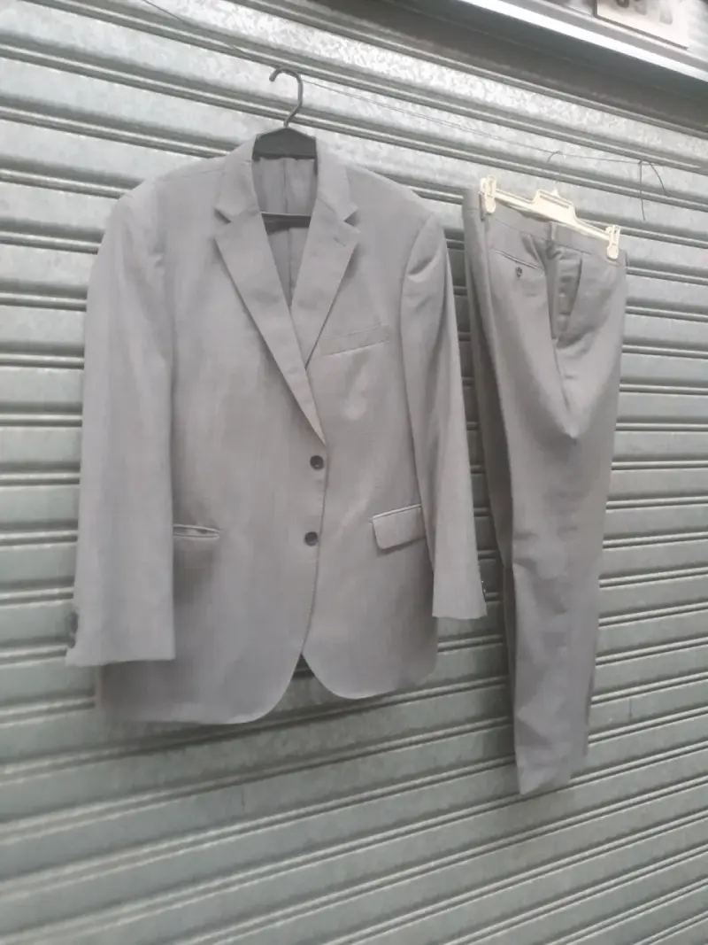 Traje gris para hombre en buen estado - 1