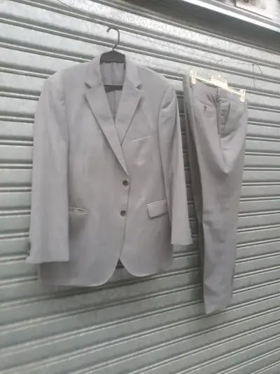 Traje gris para hombre en buen estado - miniatura 1
