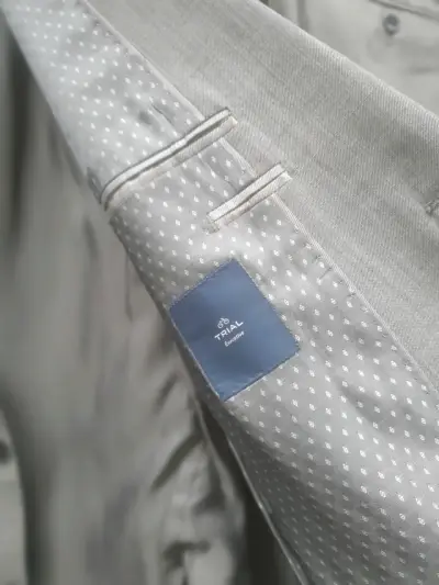 Traje gris para hombre en buen estado - miniatura 2