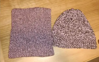 Set de gorro y cuello tejido a mano - miniatura 1
