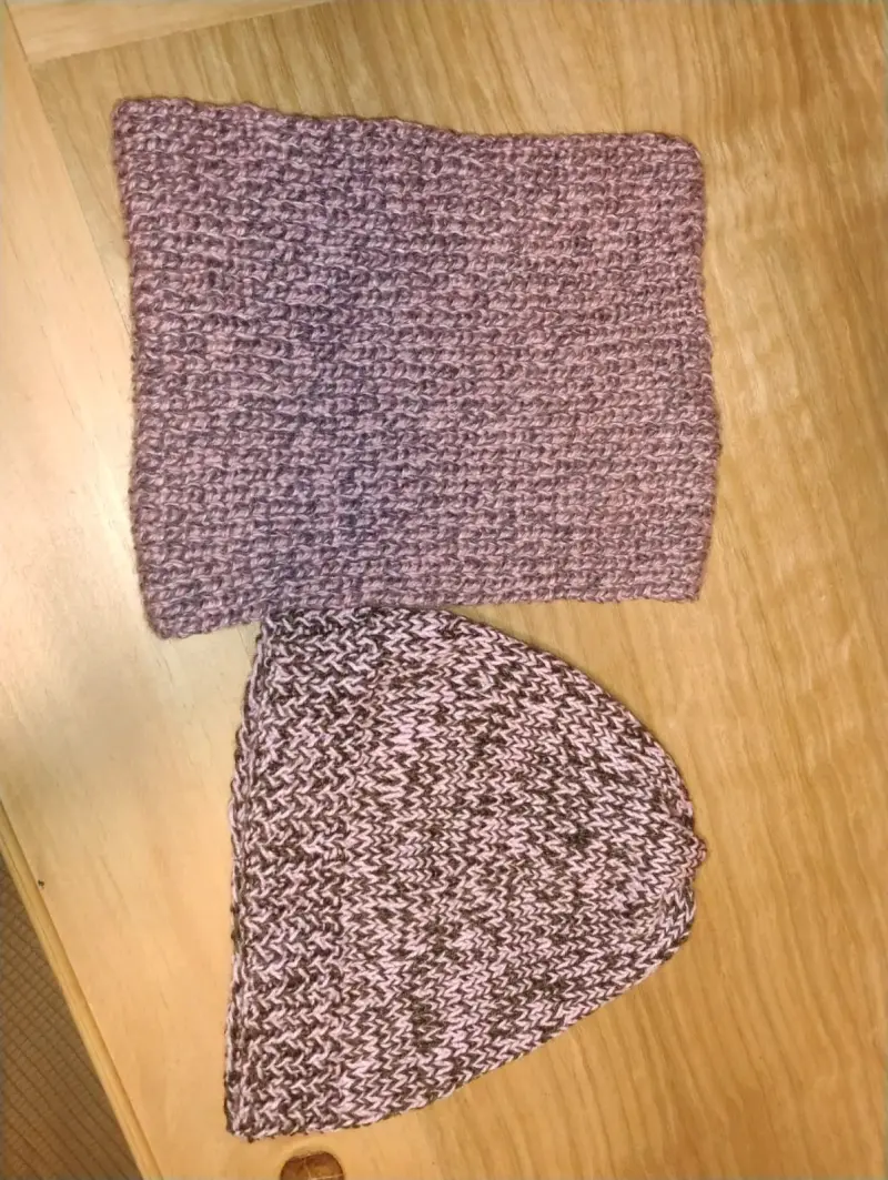 Set de gorro y cuello tejido a mano - 2