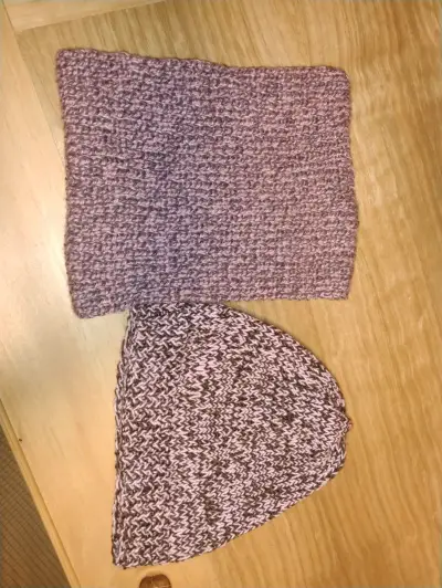 Set de gorro y cuello tejido a mano - miniatura 2