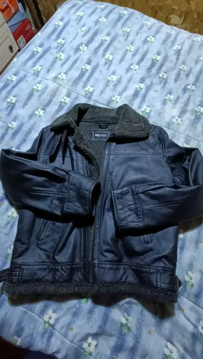 Chaqueta de cuero negra con forro cálido - miniatura 2