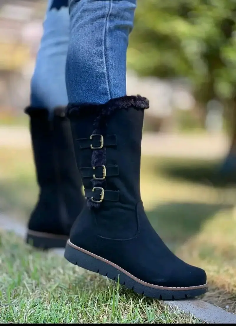 Botas negras con hebillas y forro de piel