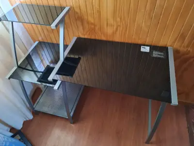 Escritorio de vidrio con estructura metálica - miniatura 1