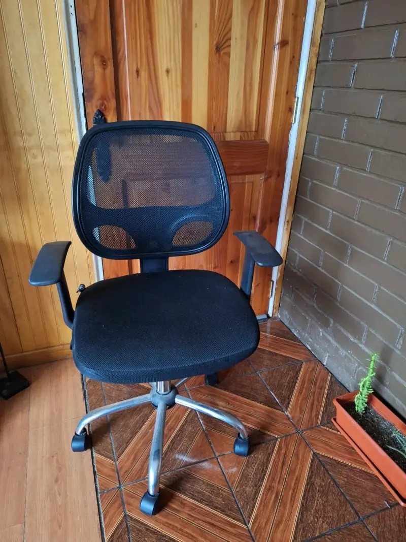 Escritorio de vidrio con estructura metálica - 2