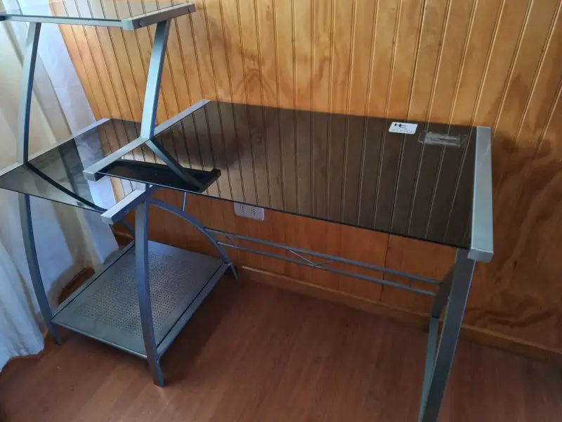 Escritorio de vidrio con estructura metálica - 3