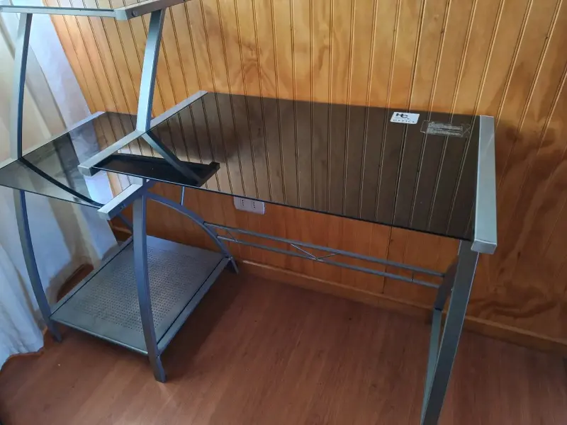 Escritorio de vidrio con estructura metálica - 4