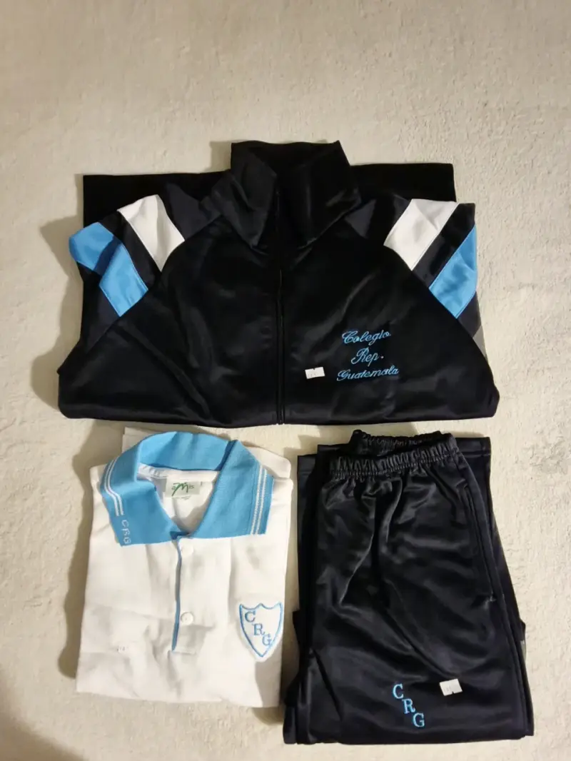 Uniforme talla 14 Colegio república de Guatemala