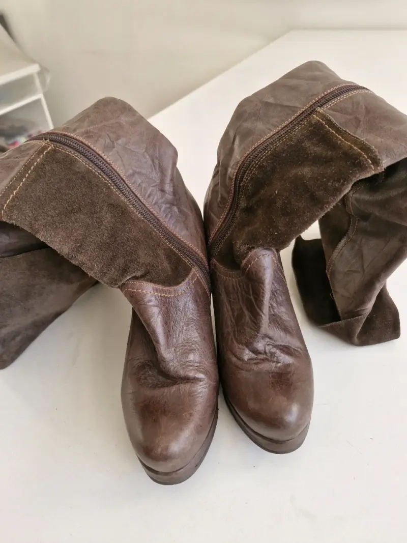 Botas de cuero marrón con tacón alto - 1