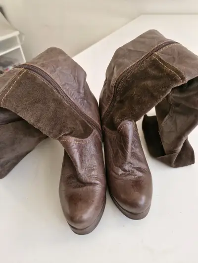 Botas de cuero marrón con tacón alto - miniatura 1