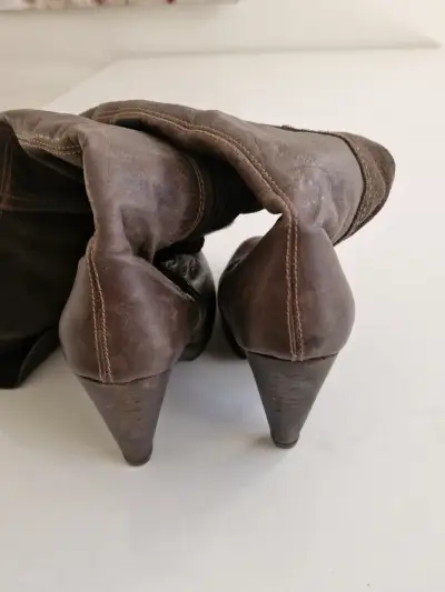 Botas de cuero marrón con tacón alto - miniatura 3