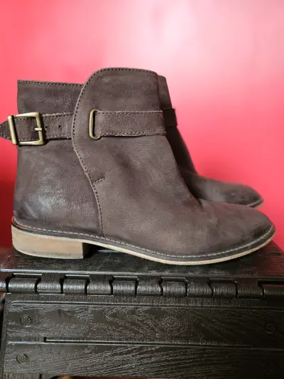 Botines de cuero marrón con hebilla - miniatura 1
