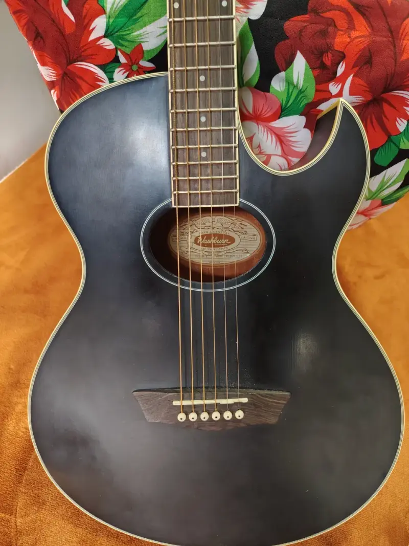 Guitarra electroacústica negra Washburn - 1