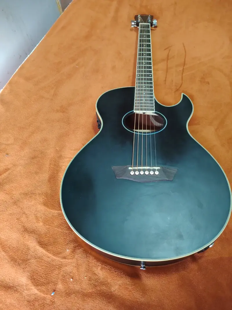 Guitarra electroacústica negra Washburn - 2