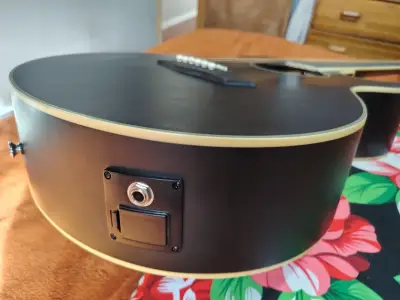 Guitarra electroacústica negra Washburn - miniatura 3