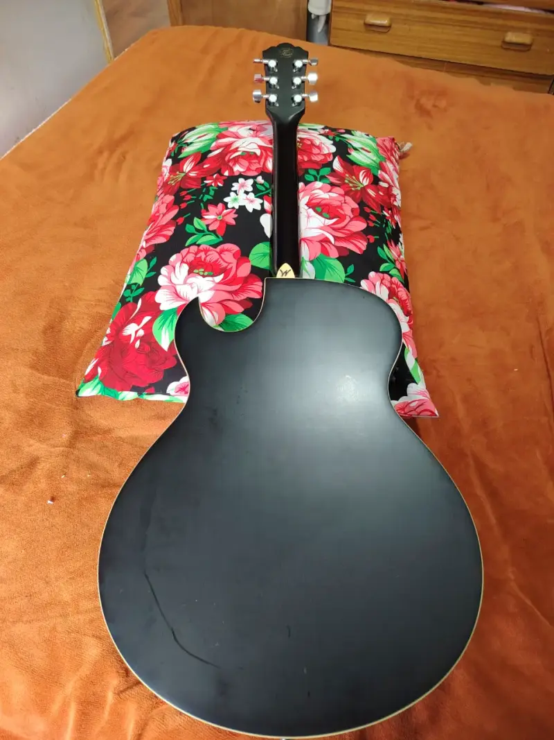 Guitarra electroacústica negra Washburn - 4