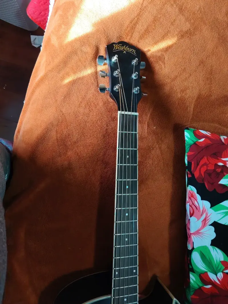 Guitarra electroacústica negra Washburn - 6