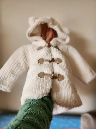 Abrigo de bebé con capucha y botones de madera - miniatura 1