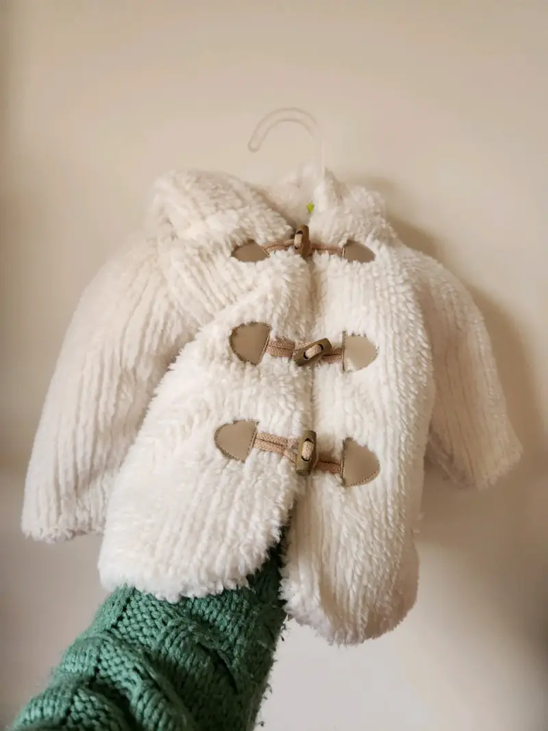 Abrigo de bebé con capucha y botones de madera - 2