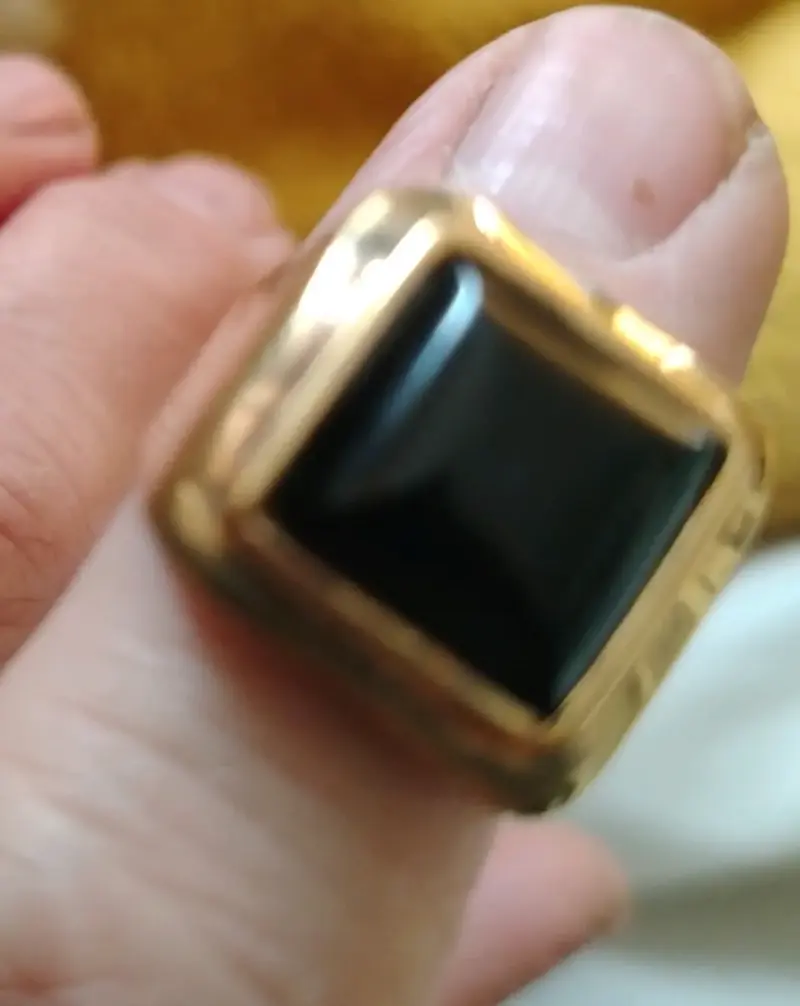 Anillo de acero inoxidable color dorodo con piedra - 1