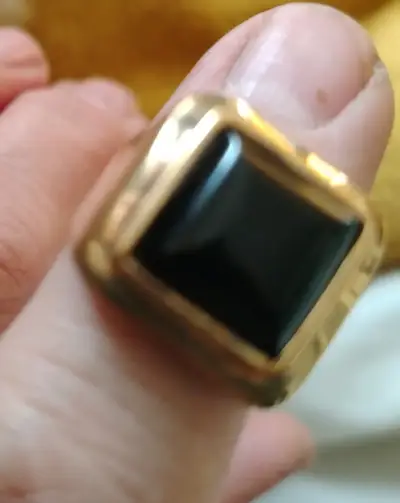 Anillo de acero inoxidable color dorodo con piedra - miniatura 1