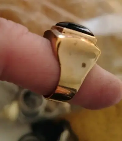Anillo de acero inoxidable color dorodo con piedra - miniatura 3