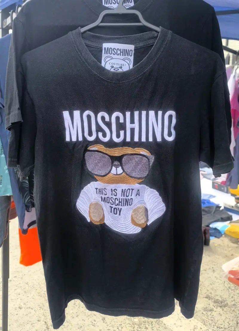 Polera Moschino Negra con Diseño de Oso - 1