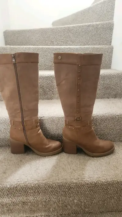 Botas de cuero marrón con tacón alto - miniatura 1