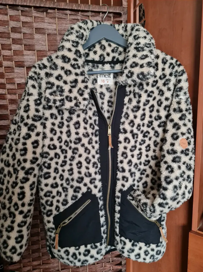 Chaqueta de polar peludo con estampado animal