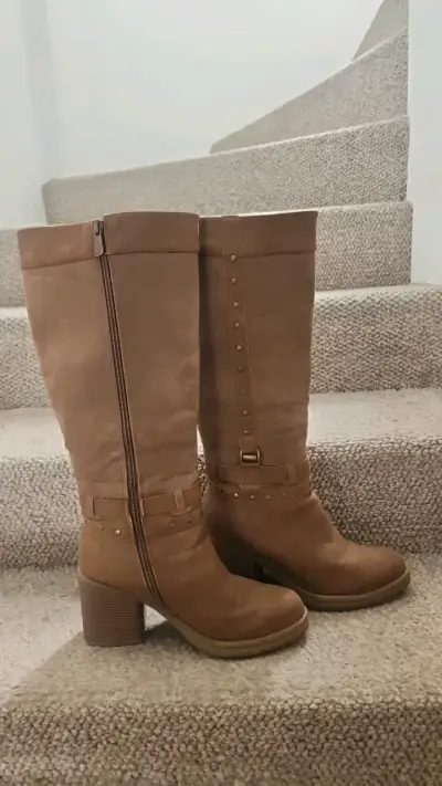 Botas de cuero marrón con tacón alto - miniatura 3