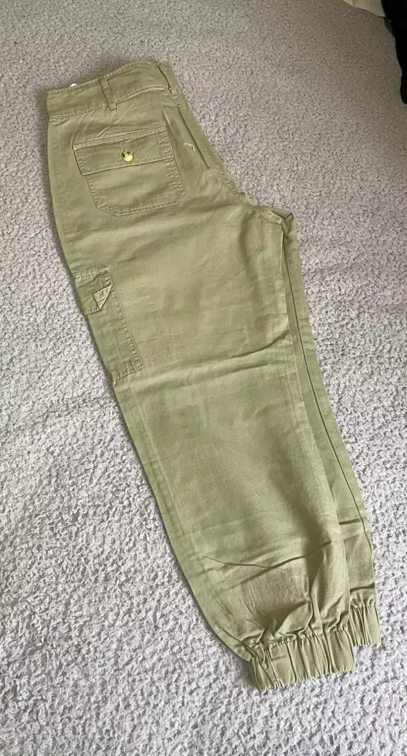 Pantalones cargo verdes para mujer - 1