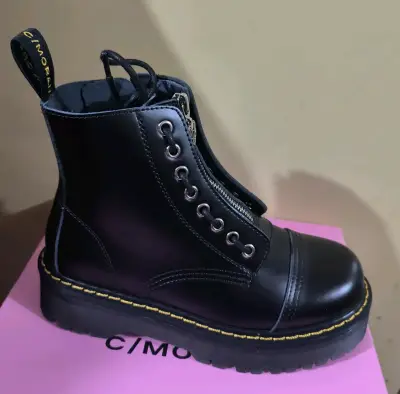 Botas negras de cuero con cierre lateral - miniatura 1