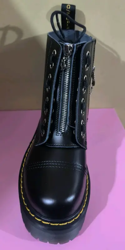 Botas negras de cuero con cierre lateral - miniatura 2