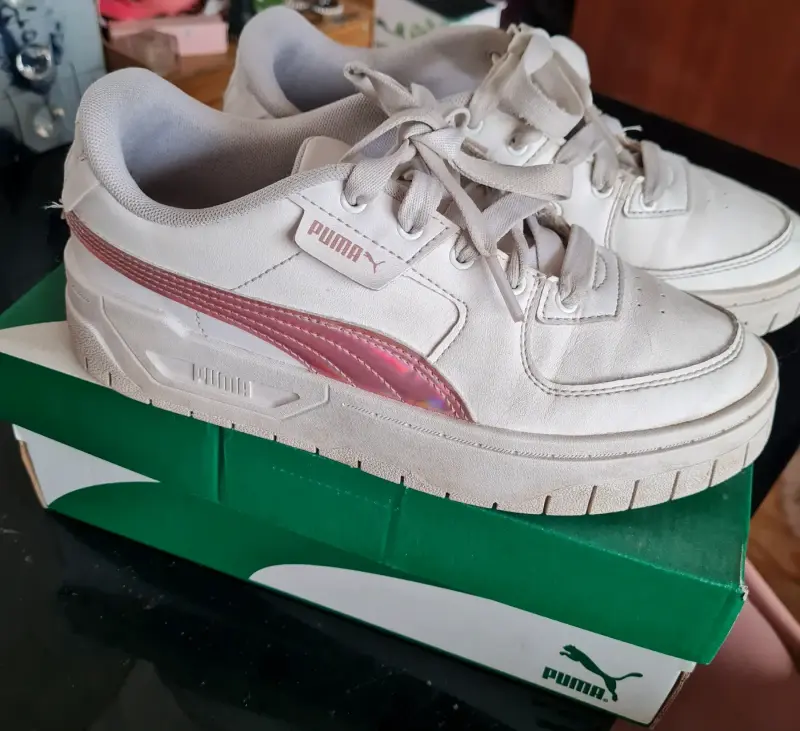 Zapatillas deportivas Puma blancas con detalles rosados