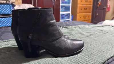 Botines de cuero negro con tacón - miniatura 1