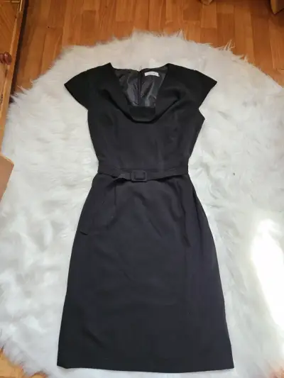 Vestido negro elegante Calvin Klein con cinturón - miniatura 1