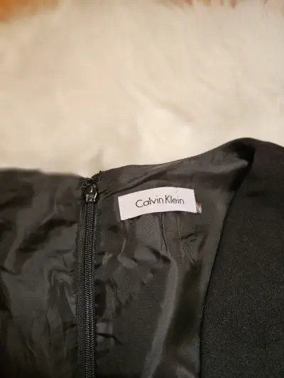 Vestido negro elegante Calvin Klein con cinturón - miniatura 2