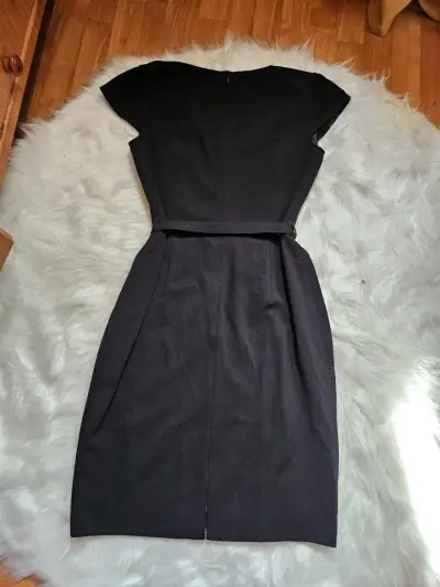 Vestido negro elegante Calvin Klein con cinturón - miniatura 4