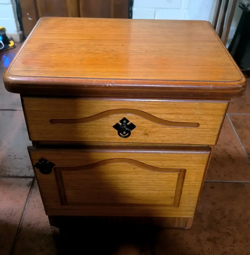 Velador de madera con cajón y puerta - 1
