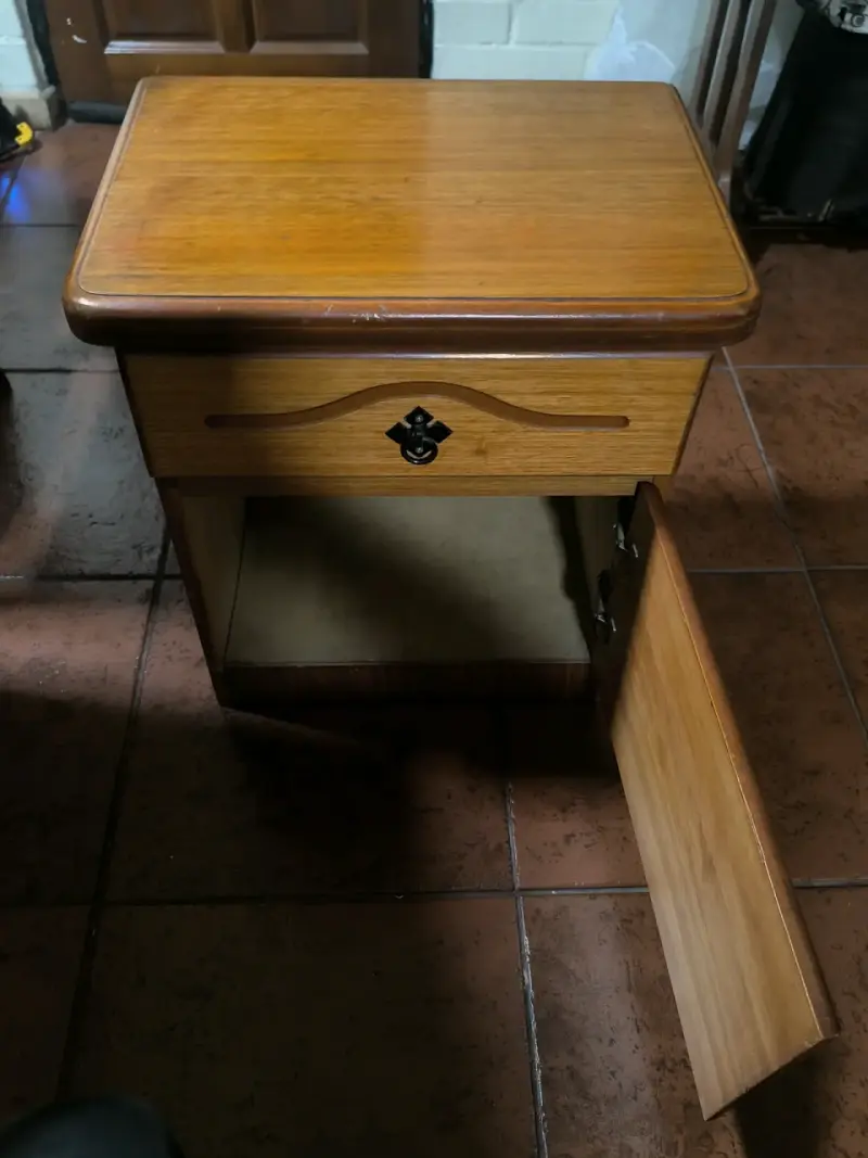 Velador de madera con cajón y puerta - 2