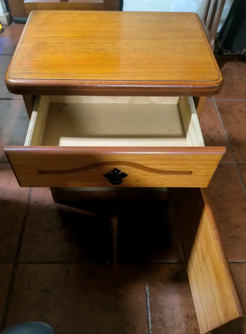 Velador de madera con cajón y puerta - 3