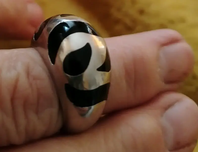 Anillo de acero inoxidabe con diseño en negro - 1