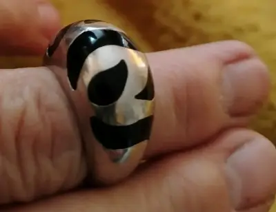 Anillo de acero inoxidabe con diseño en negro - miniatura 1