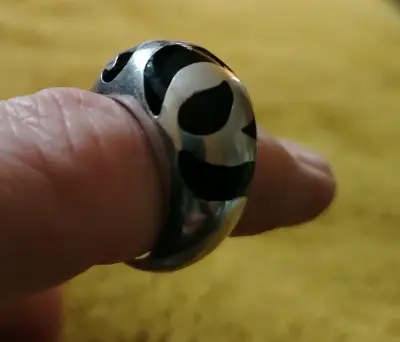 Anillo de acero inoxidabe con diseño en negro - miniatura 2