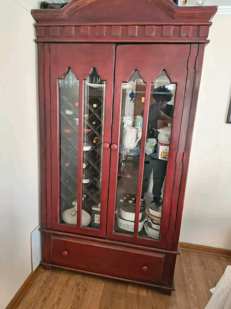 Vitrina de madera roja con puertas de vidrio - 1