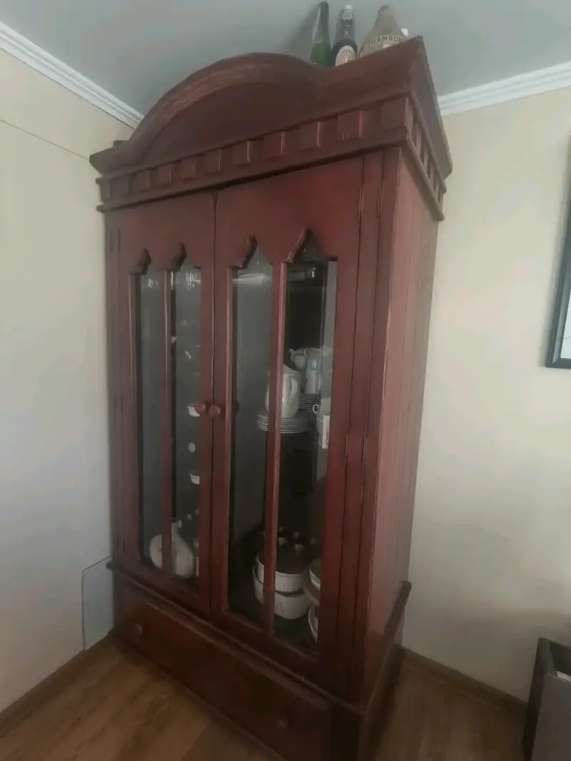 Vitrina de madera roja con puertas de vidrio - 2