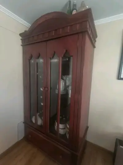 Vitrina de madera roja con puertas de vidrio - miniatura 2