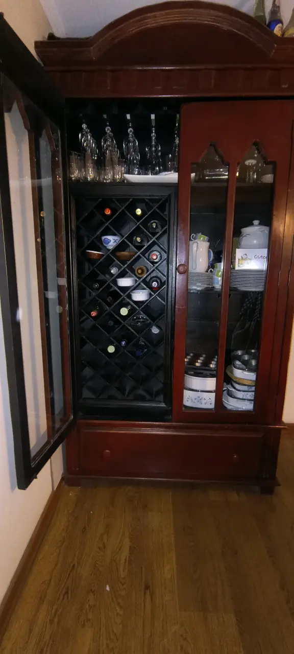 Vitrina de madera roja con puertas de vidrio - 4